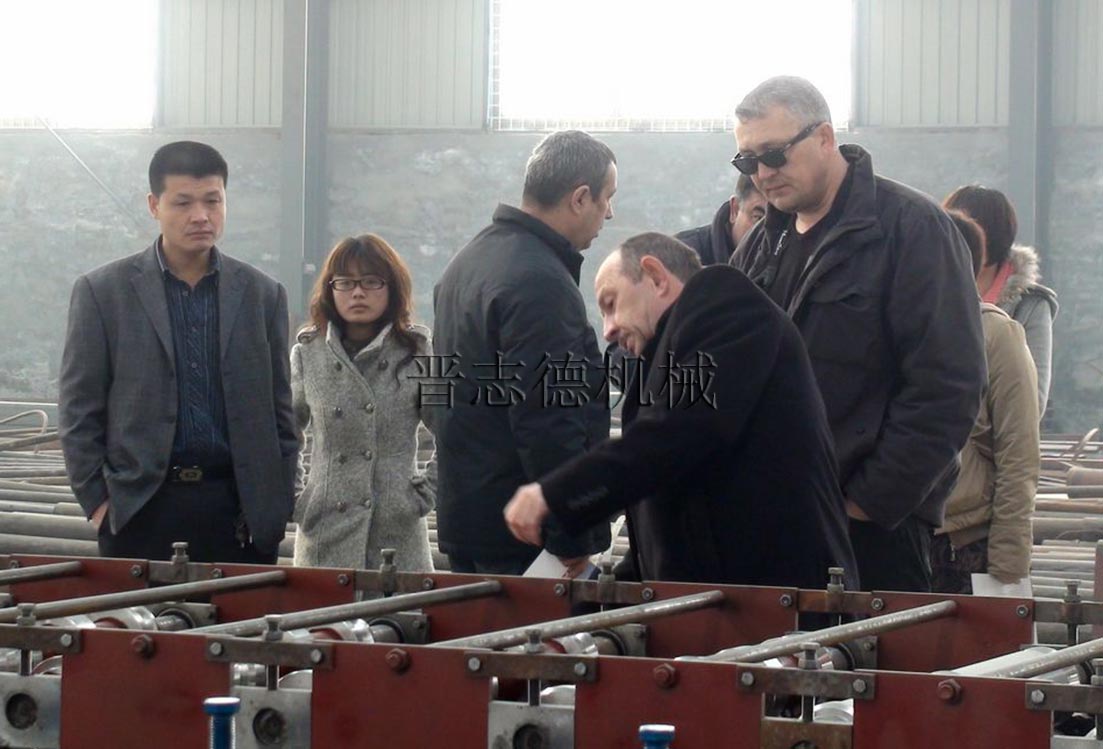 俄罗斯客户访问冲床送料机厂